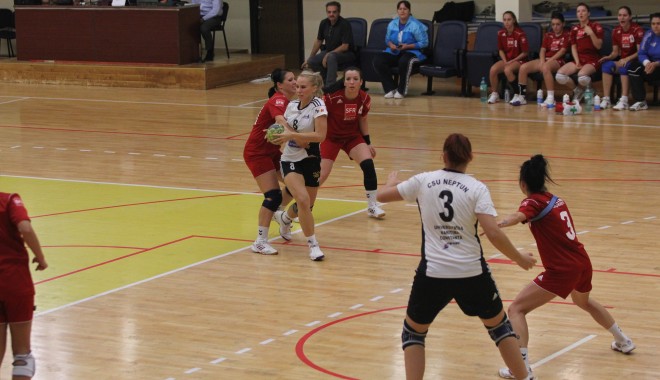 Handbal feminin / CSU Neptun joacă primul derby din acest campionat contra ACS Șc. 181 - handbalfetecsuneptun7-1350036140.jpg