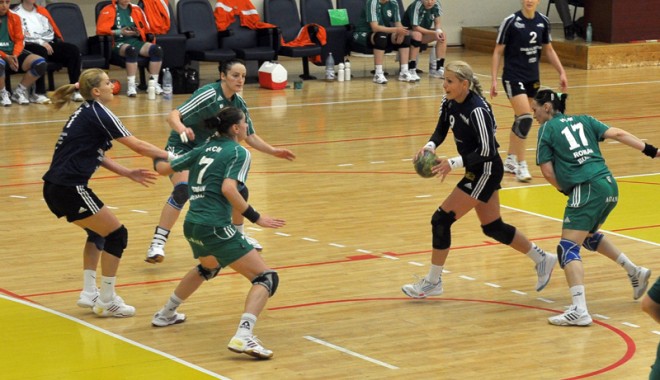 CSU Neptun simte amenințarea vicecampioanei - handbalfetecsuneptun8-1336762975.jpg