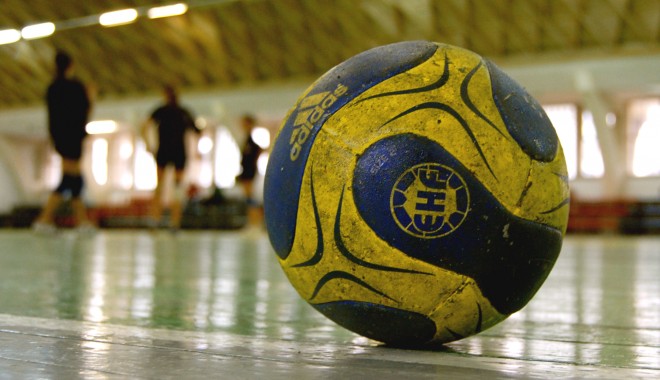 Ce adversare are România la handbal U20 - handballballrukometlopta-1382590680.jpg