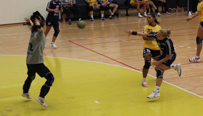 Handbal feminin / CSU Neptun mai are de disputat încă două partide în această săptămână - handbalneptun-1349788860.jpg
