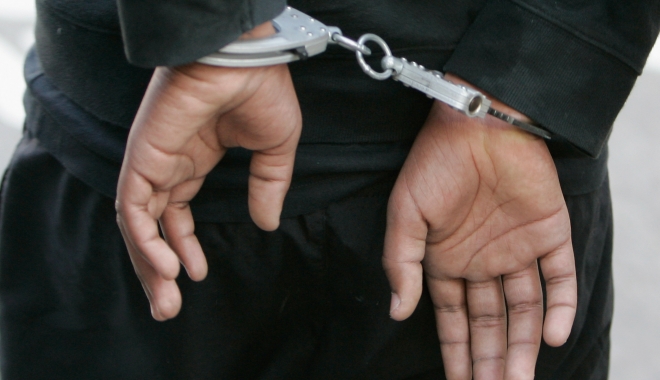 Proxenet din Cernavodă, reținut de polițiștii constănțeni - handcuffed-1499247580.jpg