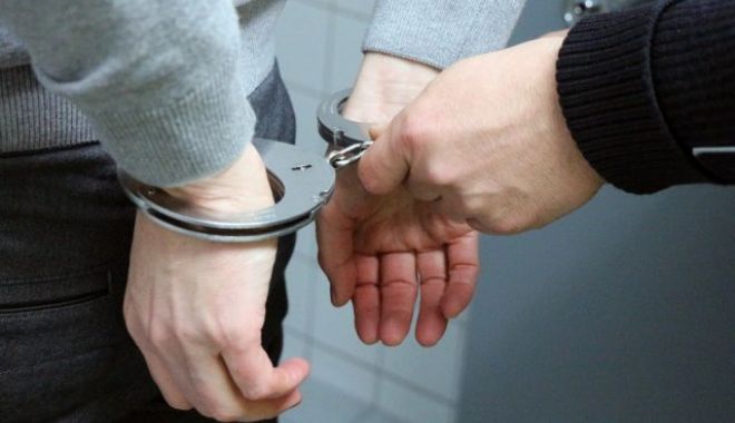 HOȚI PRINȘI ÎN FLAGRANT. Furau băutură și produse alimentare! - handcuffs21024881280640x400-1612350201.jpg