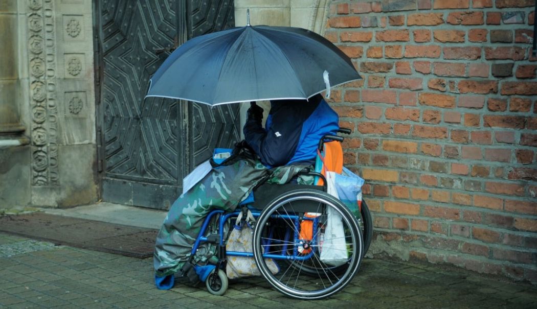 Reținută de DIICOT, după ce a forțat o persoană cu handicap să cerșească timp de un an