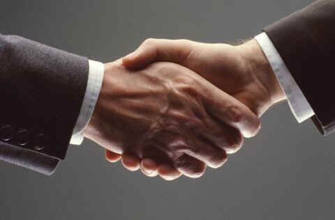 Ce vor patronii și sindicatele de la guvern? - handshake-1317137225.jpg