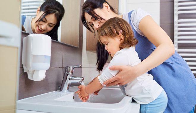 Locuitorii mai multor străzi din Constanța rămân fără apă, joi - handwashingchildparent-1695218532.jpg