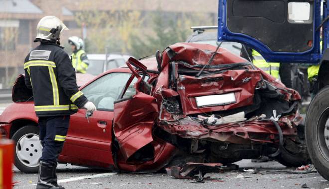 Haos în Constanța! Mașini răsturnate și coliziuni în lanț - haosinconstantaaccidente-1431872743.jpg