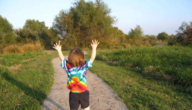 Fetiţă de 3 ani şi 7 luni, înfiată, salvată de mama adoptivă care i-a donat o parte din ficatul ei