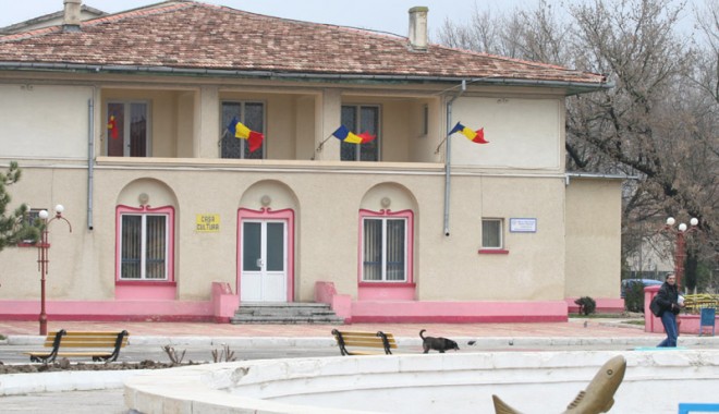 Lucrări de renovare a spitalului și a Casei de Cultură - harsovacasadecultura64-1309887470.jpg