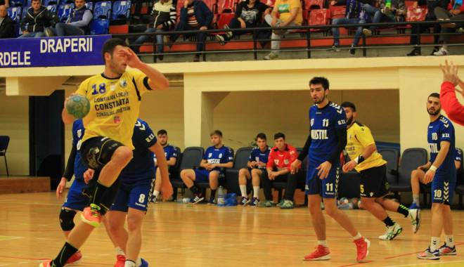 GALERIE FOTO / Handbal: HC Farul, victorie cu Poli Unistil Iași, scor 29-24 - hcfarul12-1447591836.jpg