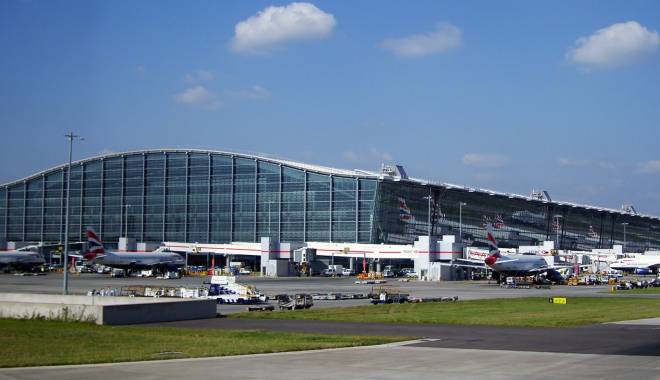 Zeci de curse aeriene, anulate pe aeroportul londonez Heathrow - heathrowt5-1418467067.jpg