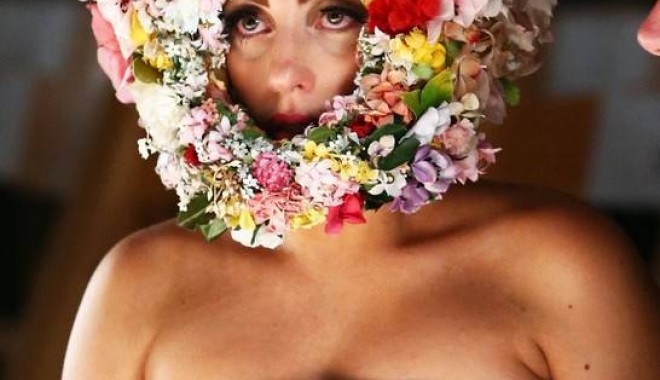 Șoc și groază! Lady GaGa, cu coroana de flori pe cap! / Galerie foto - hepta118054346d0b2880a-1347880585.jpg