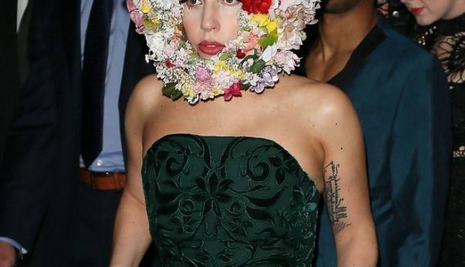 Șoc și groază! Lady GaGa, cu coroana de flori pe cap! / Galerie foto - hepta1180558b856e62d31-1347880594.jpg