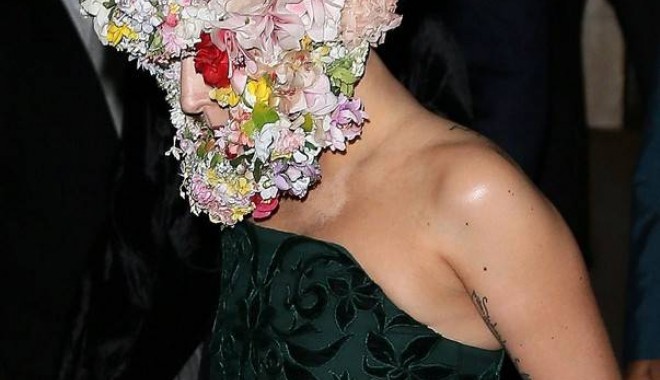 Șoc și groază! Lady GaGa, cu coroana de flori pe cap! / Galerie foto - hepta118056067c6f22e7b-1347880599.jpg
