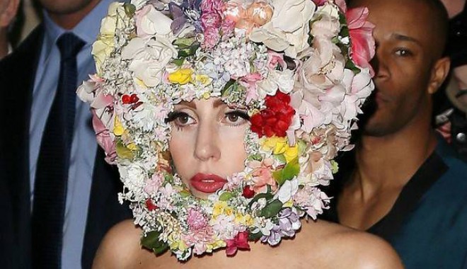 Șoc și groază! Lady GaGa, cu coroana de flori pe cap! / Galerie foto - hepta118056356ccf51ef9-1347880571.jpg