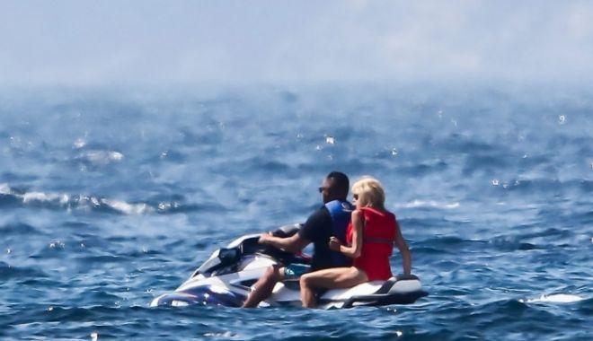 Soția președintelui francez, singură în vacanță la mare, cu bodyguardul - hepta37588681024x68117174600-1534682552.jpg