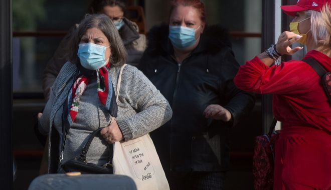 CCR a declarat neconstituţională o ordonanţă de urgenţă dată în 2020 prin care purtarea măştii în aer liber era obligatorie - hepta5452216-1644934232.jpg