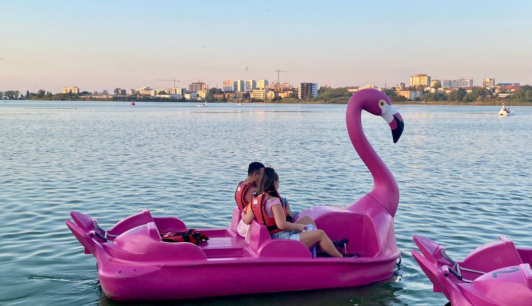 Timp Liber. Preferați un flamingo sau o lebădă? Plimbări de neuitat pe lacul Tăbăcărie - hidrobicicleta-lac-1723645730.jpeg