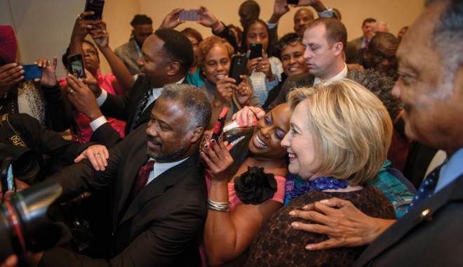 Hillary Clinton, în Biserica oamenilor de culoare pentru a diminua tensiunile rasiale - hilaryclinton-1475503124.jpg