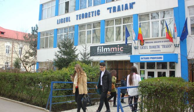Elevii de la Liceul Teoretic 