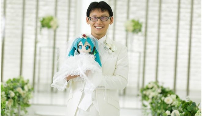 Japonezul care s-a căsătorit cu o hologramă, la un pas de divorț