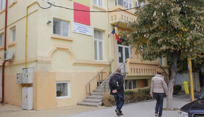 Holurile Inspectoratului Școlar, decorate de elevi - holurileisj-1446227998.jpg