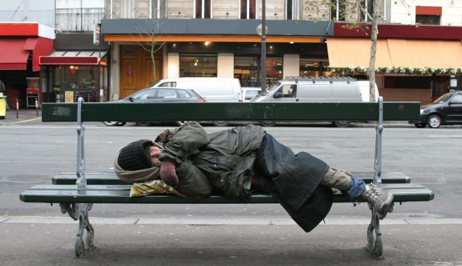 LONDRA FIERBE! Noua metodă de alungat oamenii străzii: conurile metalice - homeless2-1402315377.jpg