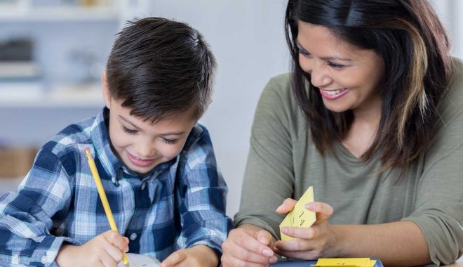 Părinții își pot lua zile libere pentru supravegherea copiilor până la încheierea anului școlar - homeworkkidsarticle43-1588700302.jpg