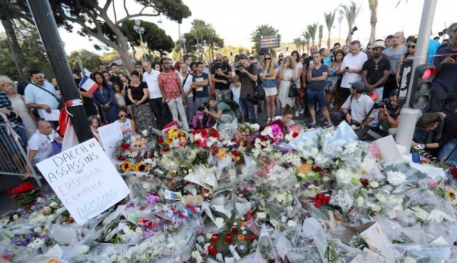 GALERIE FOTO / Bilanțul victimelor atacului de la Nisa a crescut la 86 - hommagenicesamedim-1471681072.jpg