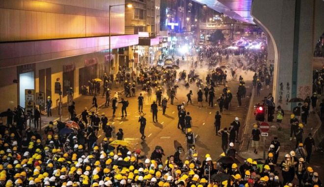 Confruntări violente la Hong Kong între protestatari și forțele de ordine - hong-1563735565.jpg