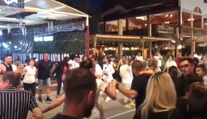 Horă în plină pandemie, pe promenada din Mamaia. Ce spun oamenii legii - hora-1592734627.jpg