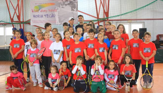 Horia Tecău, pe post de Moș Nicolae. Campionul a jucat tenis cu 120 de copii la LPS - horiatecaulps1-1449418585.jpg