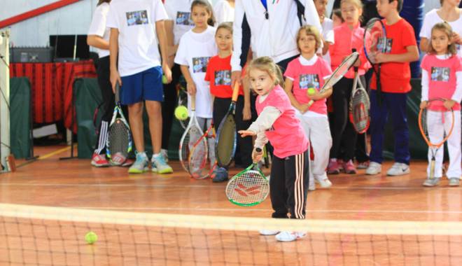 Horia Tecău, pe post de Moș Nicolae. Campionul a jucat tenis cu 120 de copii la LPS - horiatecaulps10-1449418651.jpg
