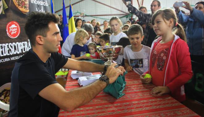 Horia Tecău, pe post de Moș Nicolae. Campionul a jucat tenis cu 120 de copii la LPS - horiatecaulps2-1449418596.jpg