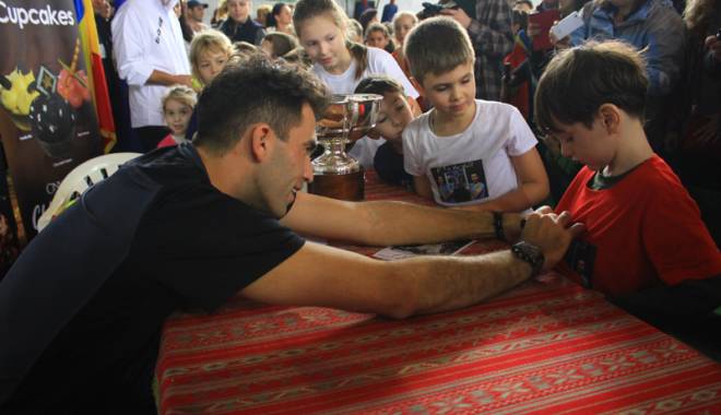Horia Tecău, pe post de Moș Nicolae. Campionul a jucat tenis cu 120 de copii la LPS - horiatecaulps3-1449418603.jpg