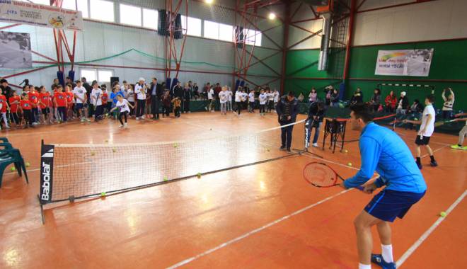 Horia Tecău, pe post de Moș Nicolae. Campionul a jucat tenis cu 120 de copii la LPS - horiatecaulps7-1449418631.jpg