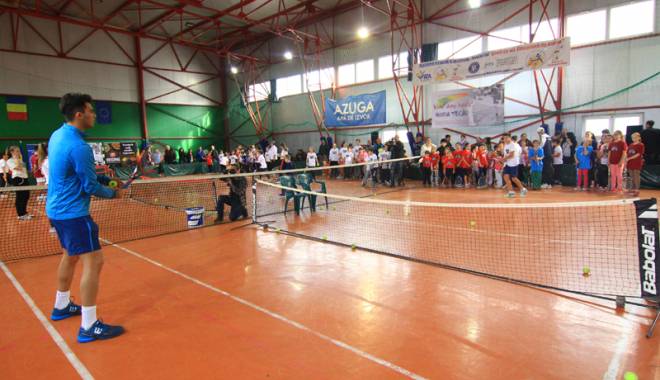Horia Tecău, pe post de Moș Nicolae. Campionul a jucat tenis cu 120 de copii la LPS - horiatecaulps8-1449418638.jpg