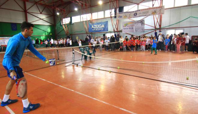 Horia Tecău, pe post de Moș Nicolae. Campionul a jucat tenis cu 120 de copii la LPS - horiatecaulps9-1449418644.jpg