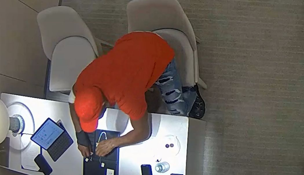 Un bărbat a înghițit cerceii furați dintr-un magazin ca să nu fie prins de poliție. Cât valorau bijuteriile - hot-cercei-1741263497.jpg