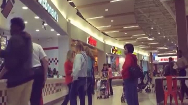 VIDEO incredibil: S-a filmat în timp ce îi fura banii unui polițist - hotdeportofel75891100-1412773409.jpg