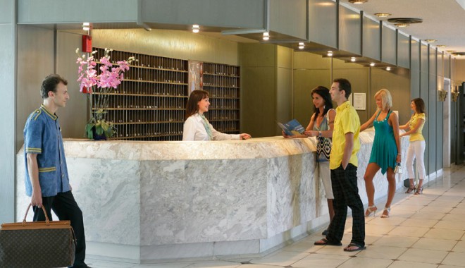 De la 1 septembrie, șase nopți la hotel de cinci stele costă 549 lei - hotelreception-1313688596.jpg