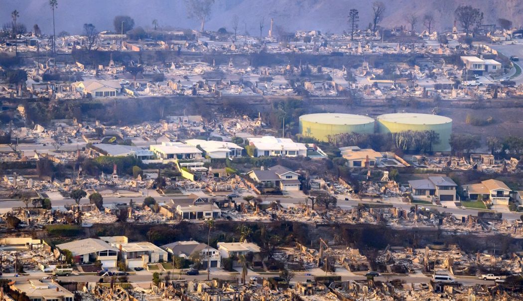 Hoţii îmbrăcaţi în uniforme de pompieri au luat cu asalt zonele distruse de incendiile din Los Angeles - hoti-los-angeles-1736678351.jpg