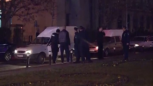 Focuri de armă lângă sediul Guvernului. Mai mulți hoți de mașini, prinși în flagrant - hotiguvern64523100-1332225933.jpg