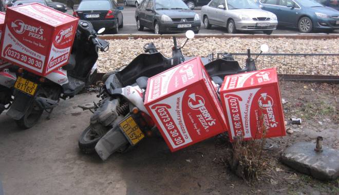 FOTO. Hoții au vrut să fure motoretele localului Jerry´s Pizza din Constanța - hotii1-1421311552.jpg