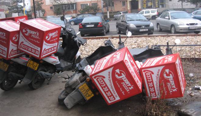 FOTO. Hoții au vrut să fure motoretele localului Jerry´s Pizza din Constanța - hotii2-1421311564.jpg