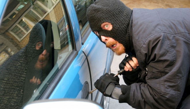Hoț de mașini, încuiat în mașina pe care a furat-o - hotprinsdepolitie-1480948648.jpg