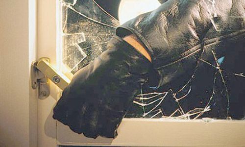 Prins de polițiști după ce a furat dintr-o locuință - hottableta-1420539496.jpg