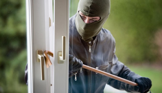 Hoț venit la furat pe litoral,  prins agățat de gratiile unei ferestre - hotvenitpelitorallafurat-1409153695.jpg