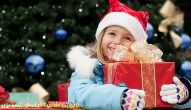 Cadouri pentru copii de la Primăria Constanța - howtonotgooverboardbuyingchristm-1513172098.jpg