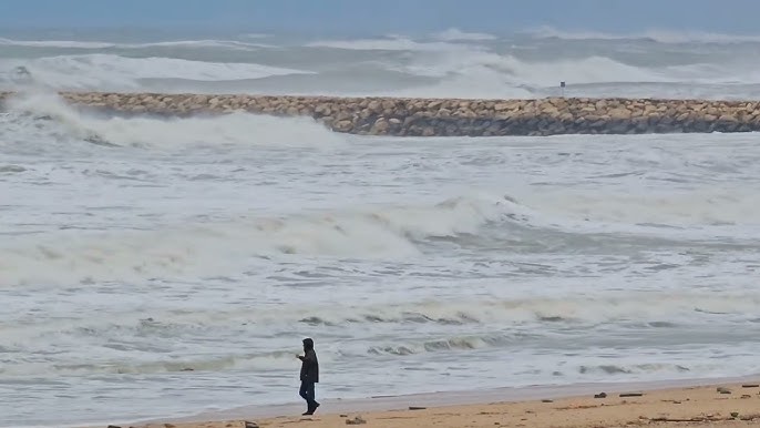 Furtuna de pe litoral a creat valuri de 7,5 metri pe Marea Neagră, cel mai mare nivel măsurat vreodată - hq720-1735370404.jpg