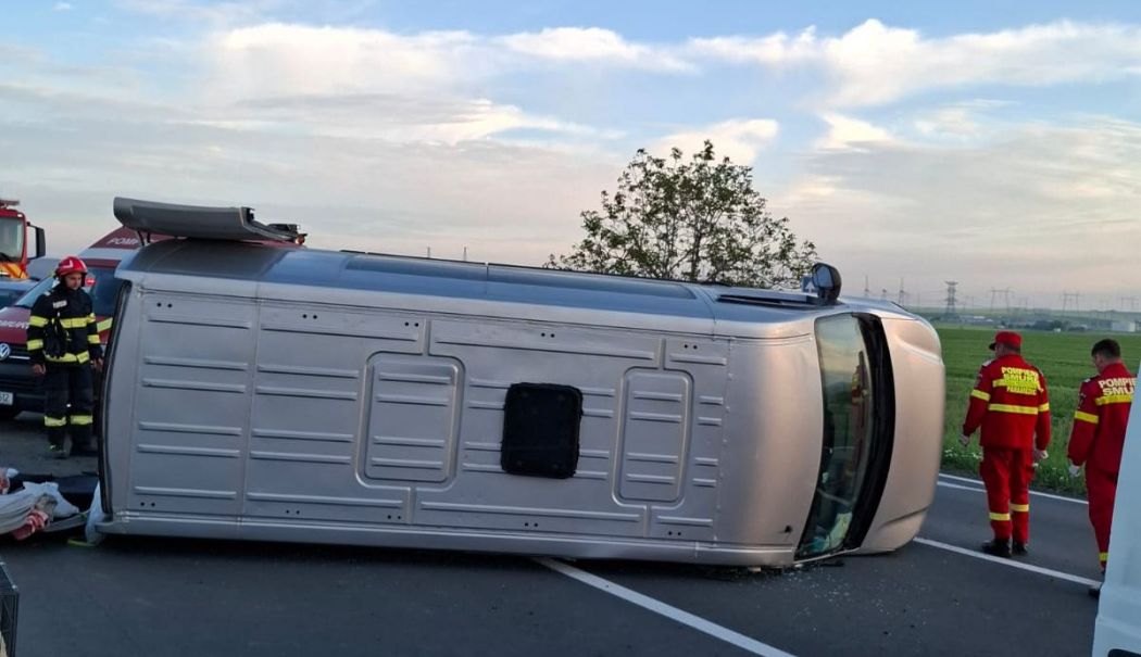 Microbuz răsturnat, la ieșirea din Stupina. Două persoane au fost implicate în accident - hrwj-1746599789.jpg